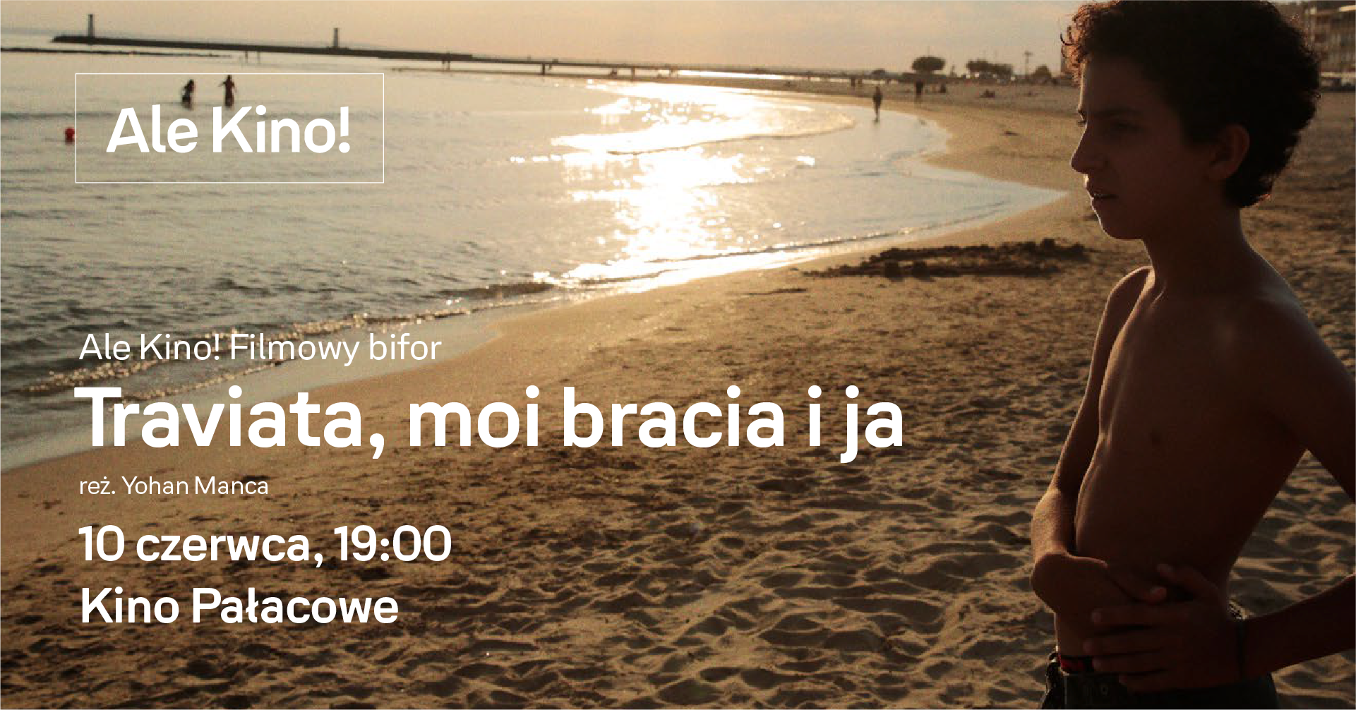 Scena z filmu: chłopiec na tle zachodzącego słońca, na plaży. Na grafice napisy informujące o pokazie filmowym.