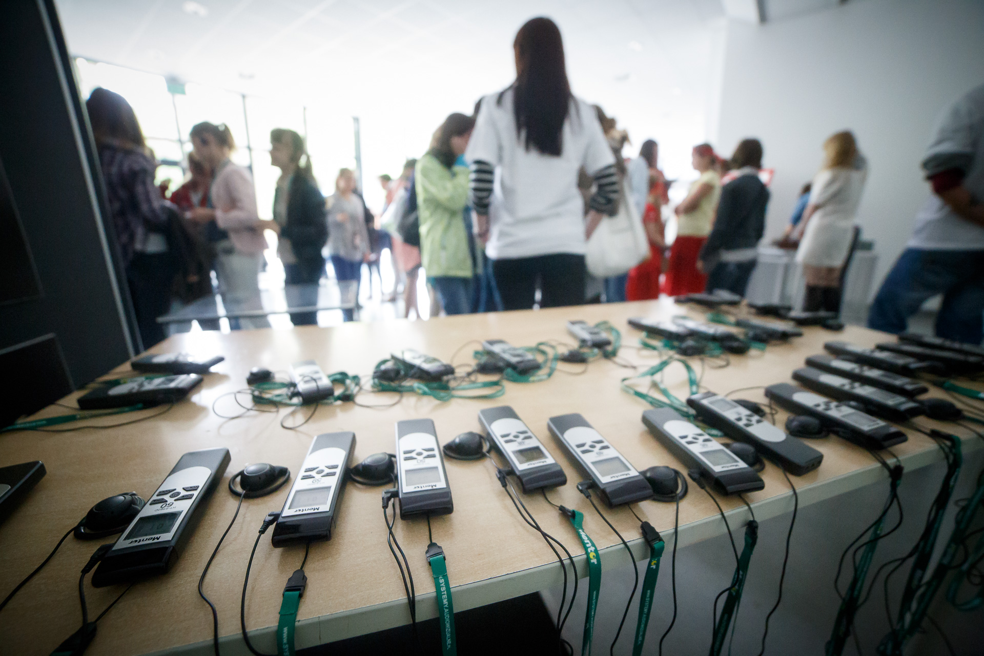 stół ze słuchawkami do audiodeskrypcji