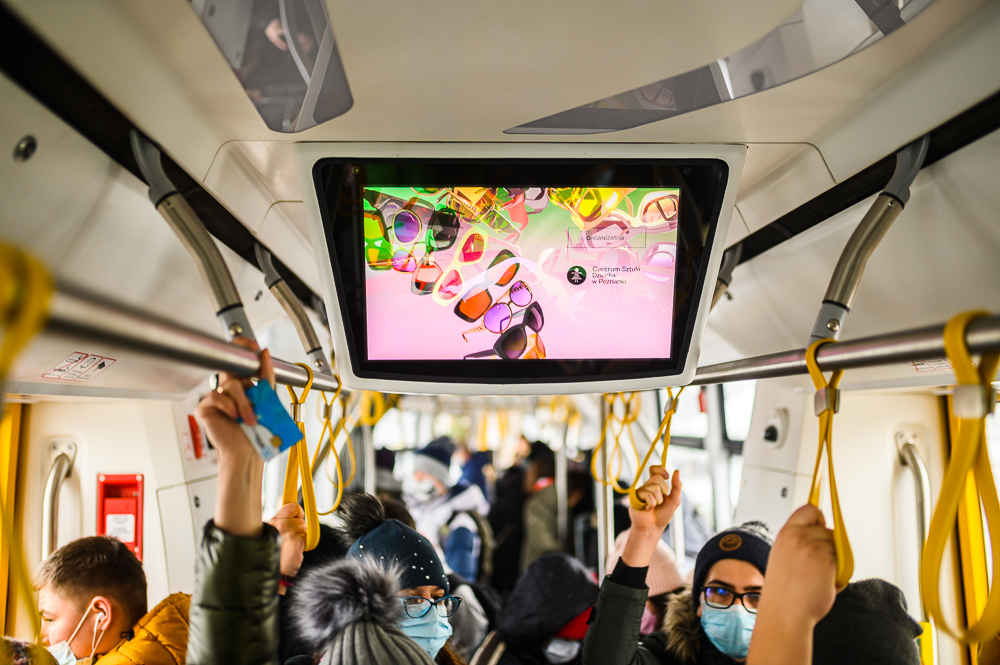 Autobus pełen pasażerów, z ekranem pośrodku