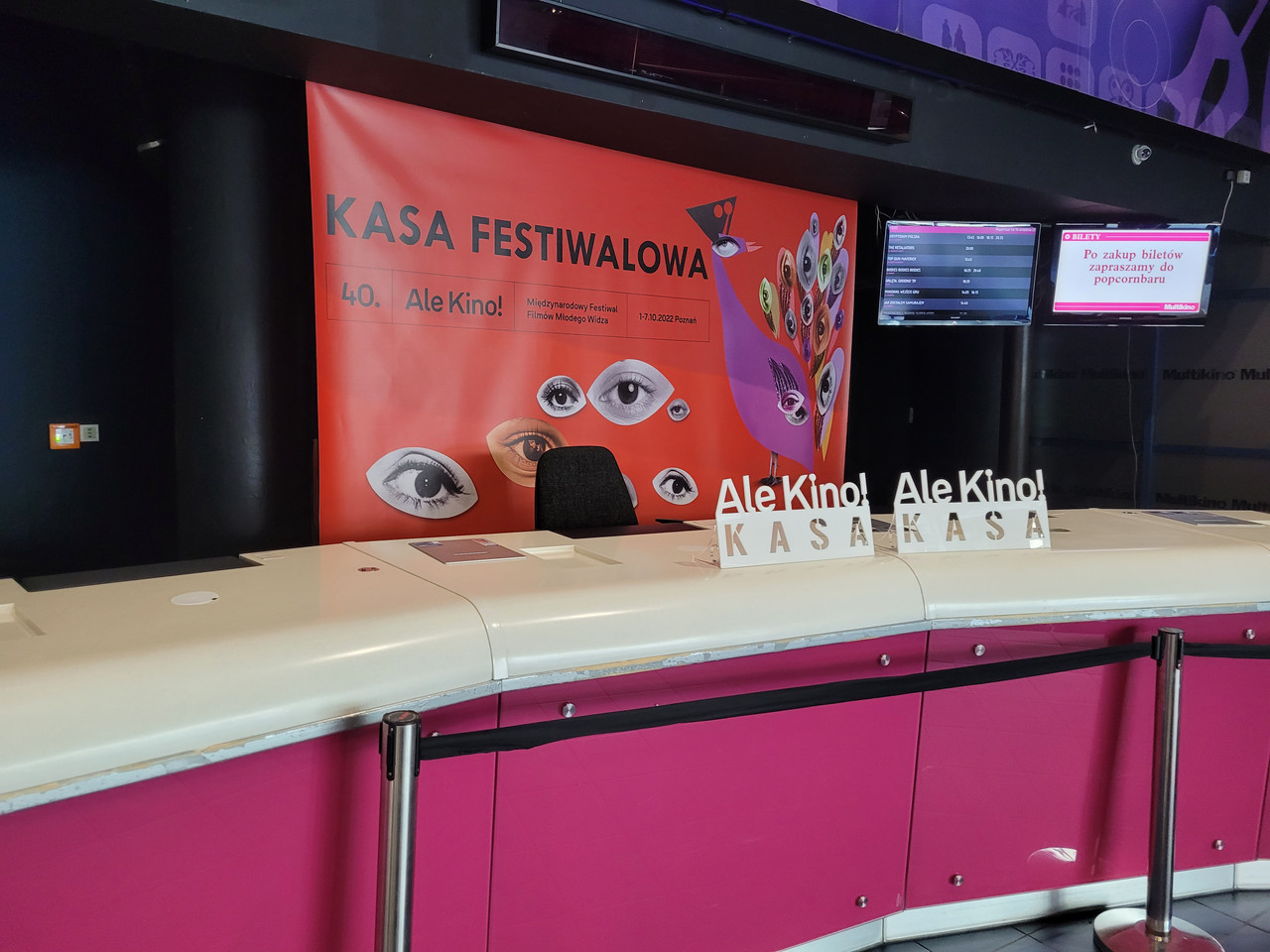 kasa kina z plakatem festiwalu w tle