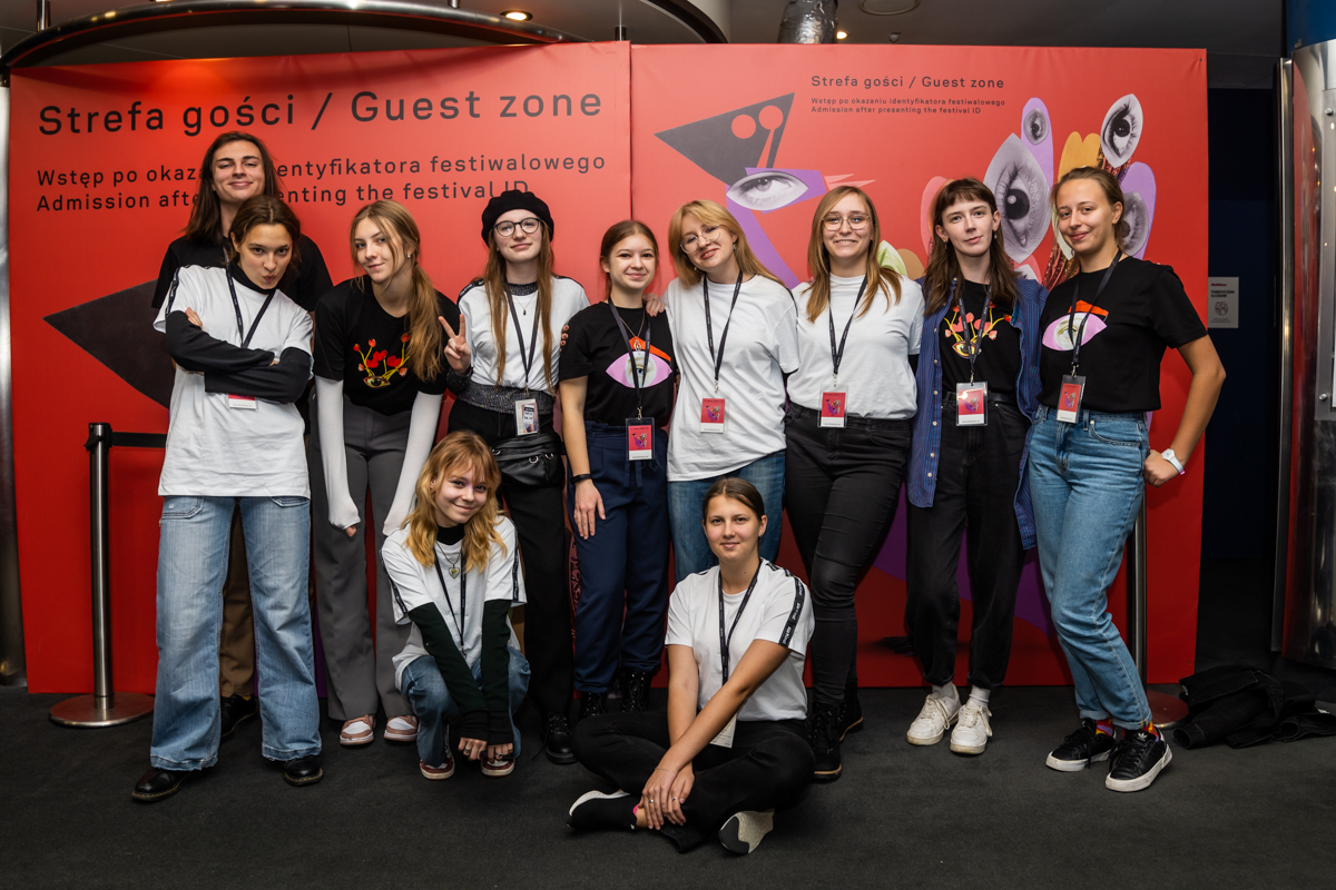 Grupa młodziezy na tle plakatów Ale Kino