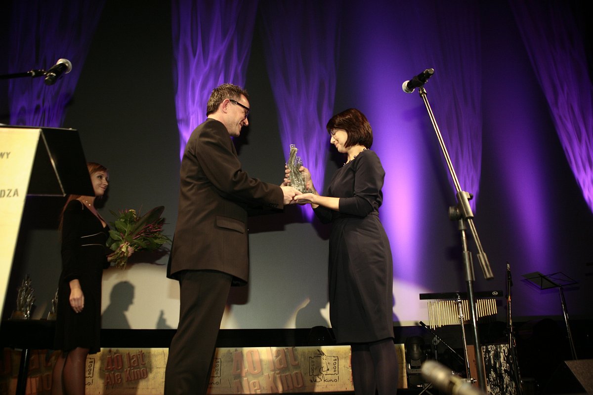 Dyrektor festiwalu wręczający statuetkę Platynowych Koziołków Annie Sienkiewicz Rogowskiej