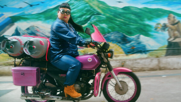Kadr z filmu: kobieta na różowym skuterze