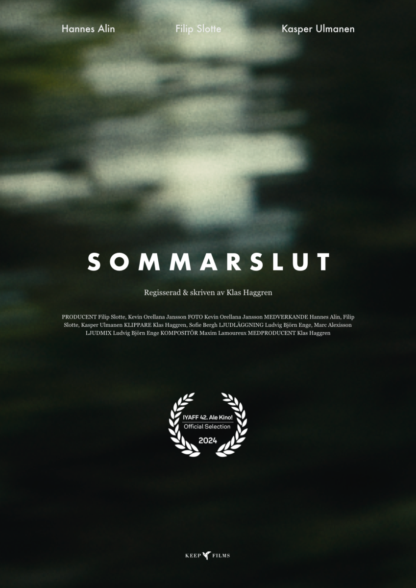 Plakat filmowy z napisem na środku "Sommarslut", ciemne kolory, na górze plakatu rozmyty obiekt. 