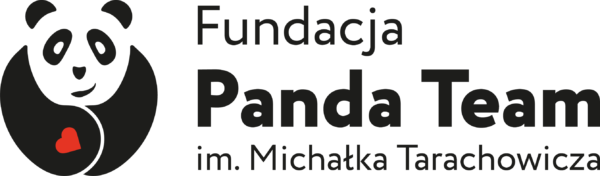 Logo z napisem "Fundacja Panda Team im. Michała Tarachowicza", z lewej strony rysunek pandy ze splecionymi ramionami, na prawym ramieniu symbol czerwonego serca.