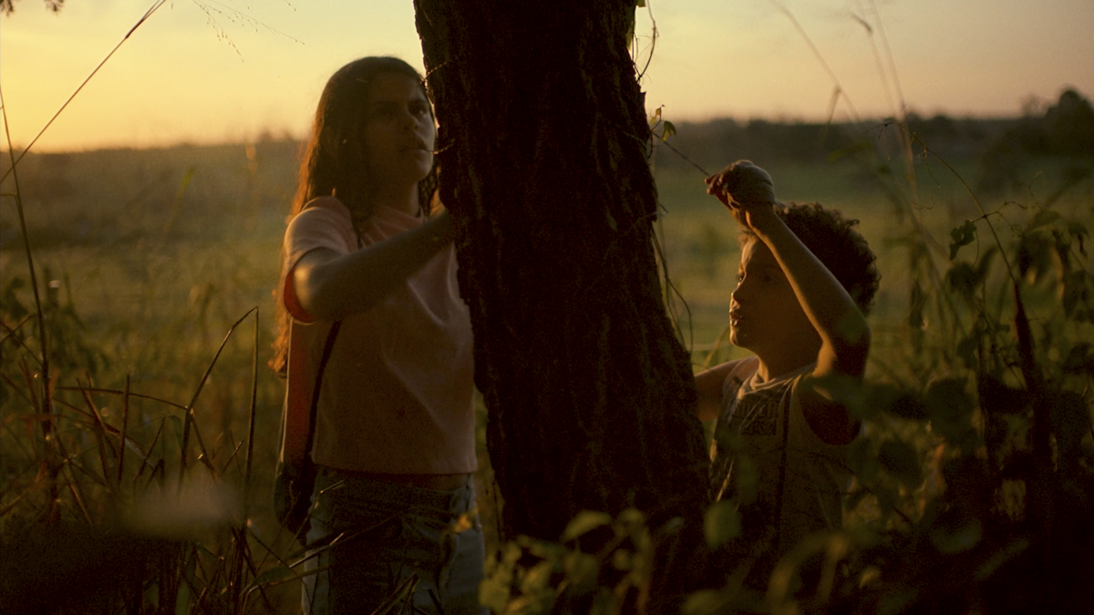 dwie postaci przy drucie kolczastym