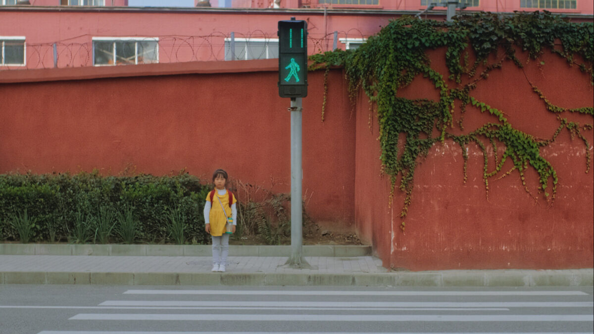 Dziewczynka na przejściu dla pieszych