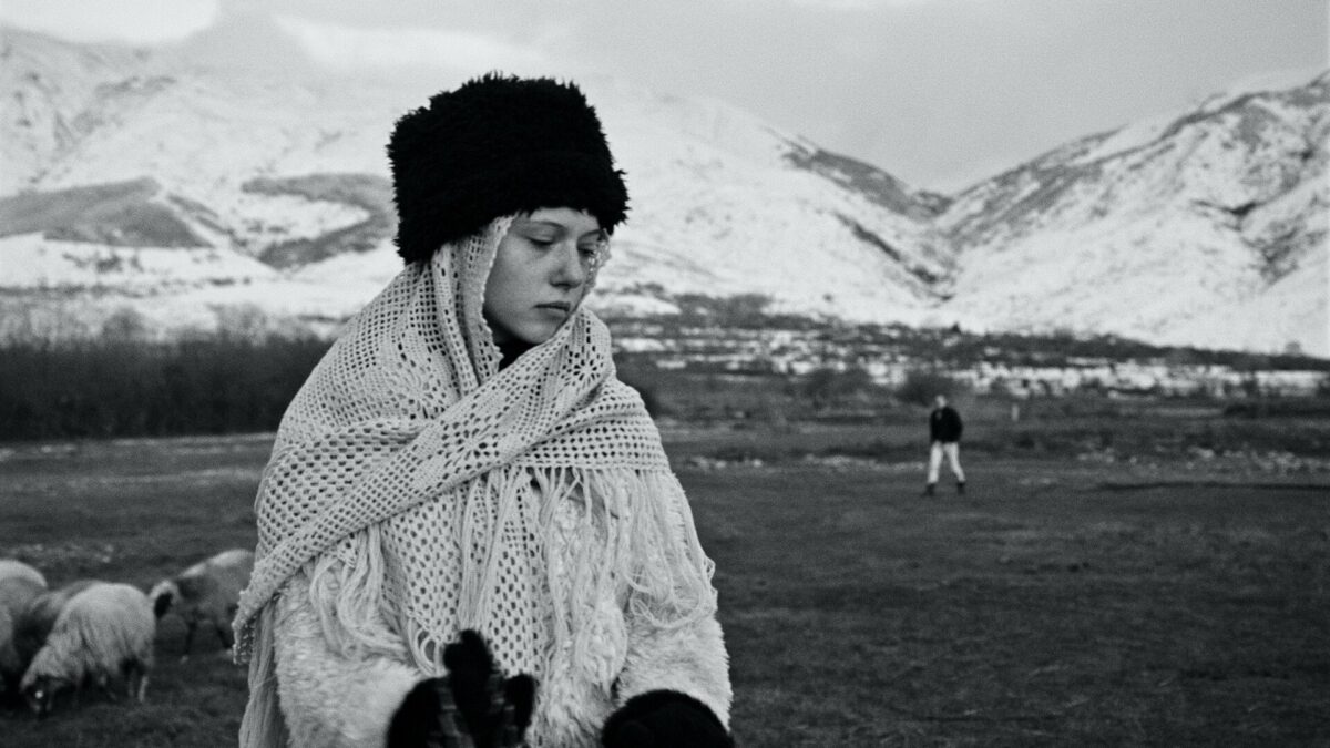 dziewczyna w czarnej czapce