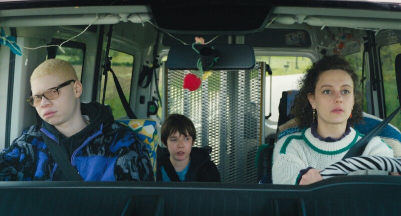 trzy osoby jadą autem