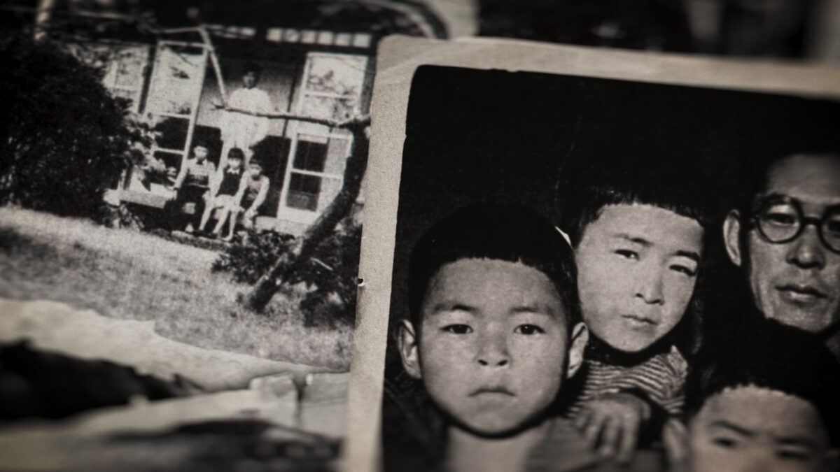 Dwójka chłopców widoczna na starej fotografii