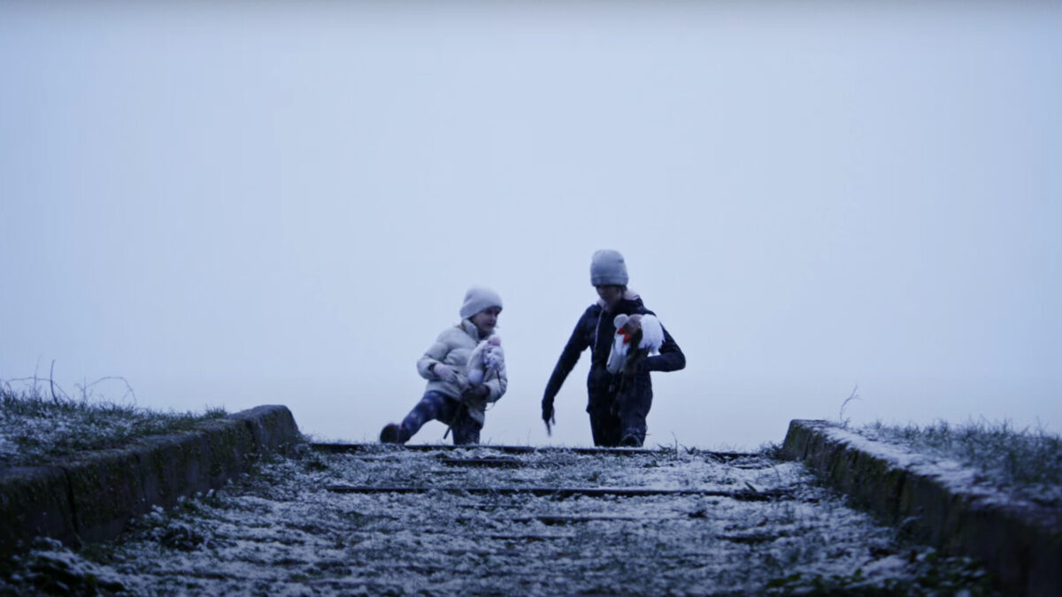 dwie postaci na horyzoncie