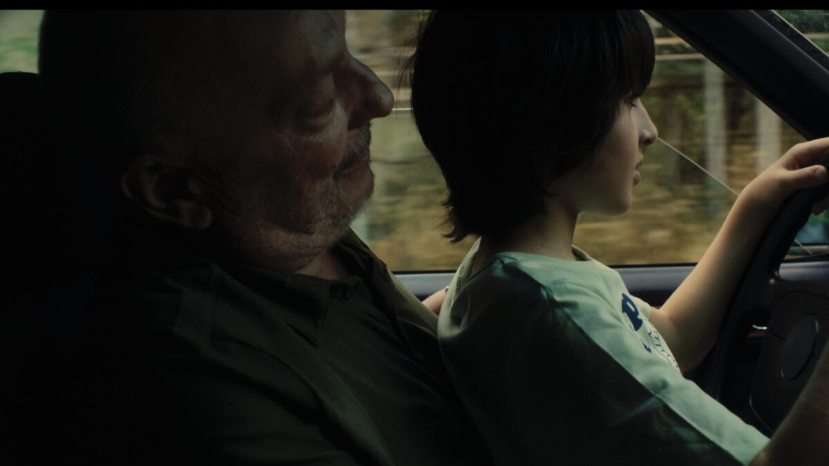 chłopiec prowadzi auto