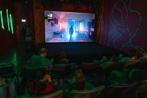 sala z widzami oglądającymi animację na ekranie
