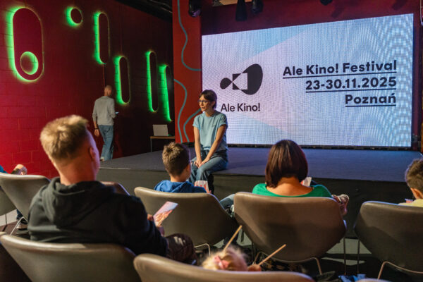 kobieta mówi do publiczności