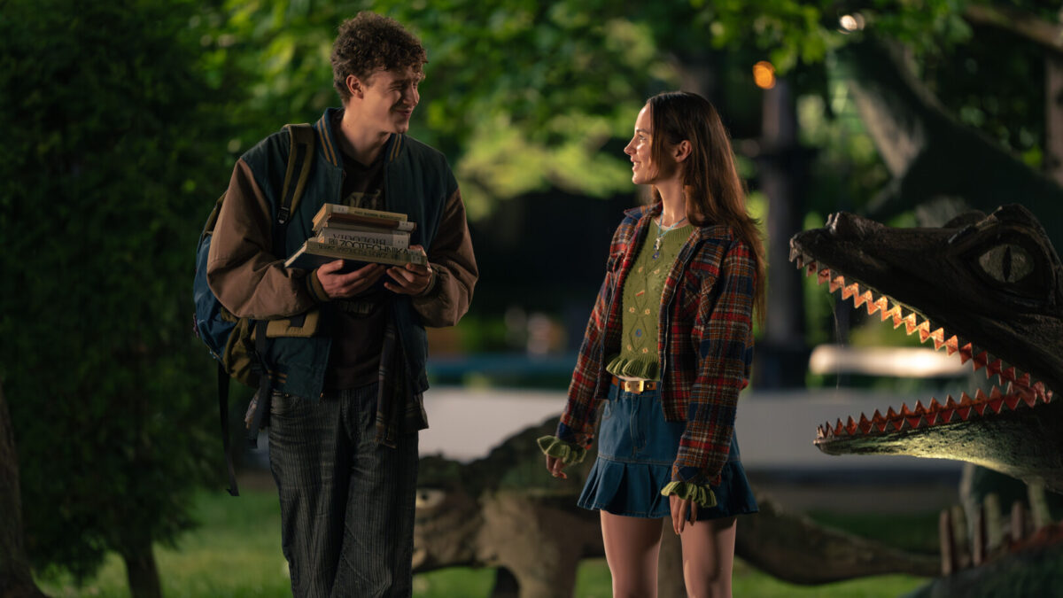 dwoje nastolatków rozmawia ze sobą