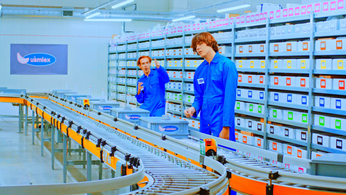 dwoje chłopakó w sklepie