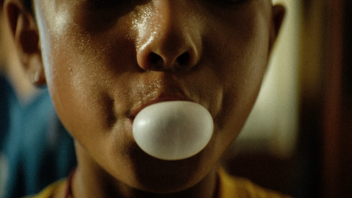 dziecko dmuchające balona z gumy do żucia