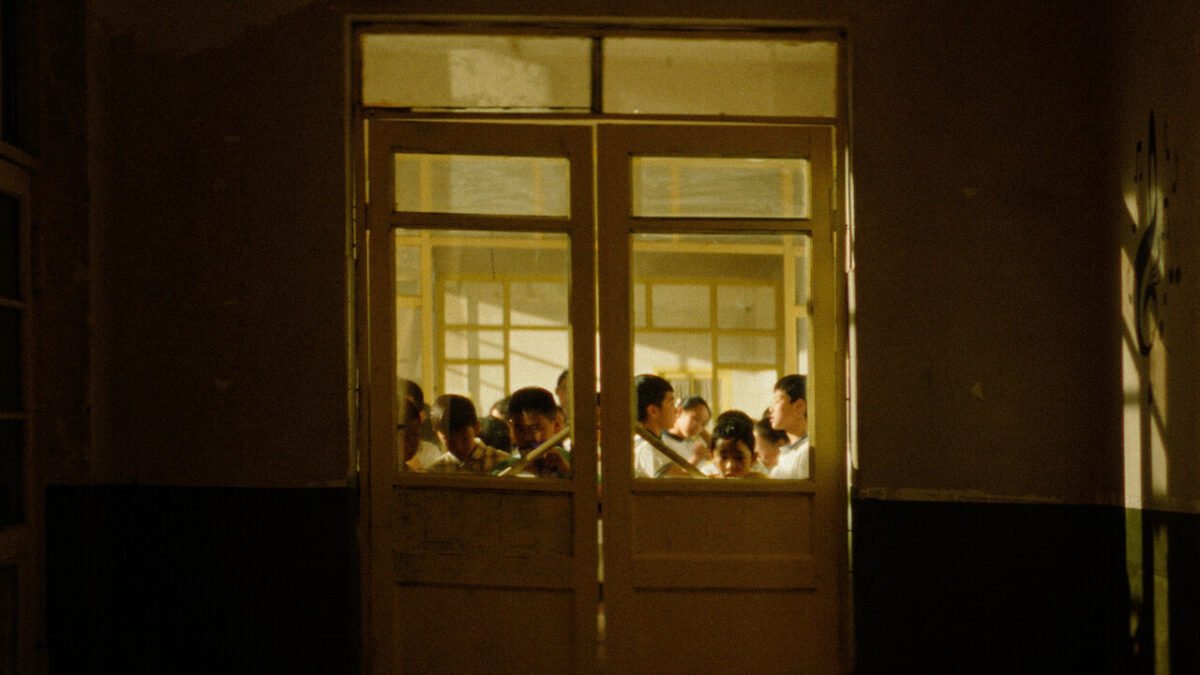 grupa uczniów za drzwiami