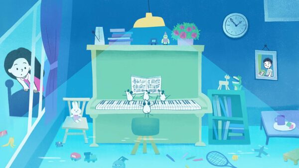Kadr z filmu animowanego - kilka myszek gra na pianinie. Na podłodze leżą porozrzucane zabawki. Do pokoju, przez okno, zagląda dziewczynka.