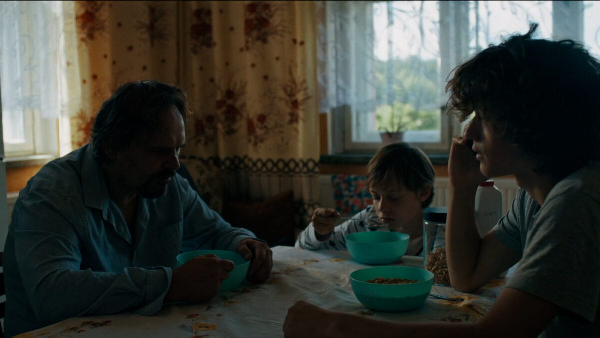 ojciec z dziećmi przy kuchennym stole