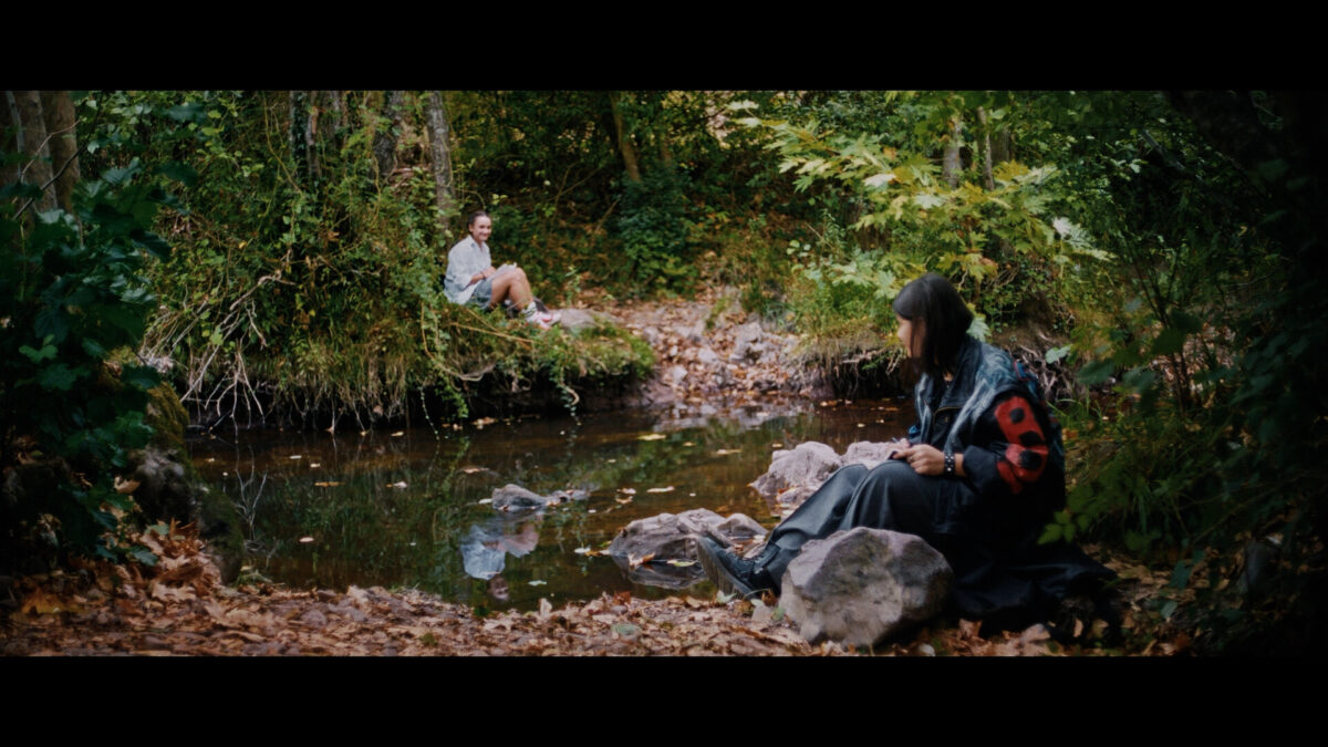 Dziewczynka w lesie na brzegu jeziora