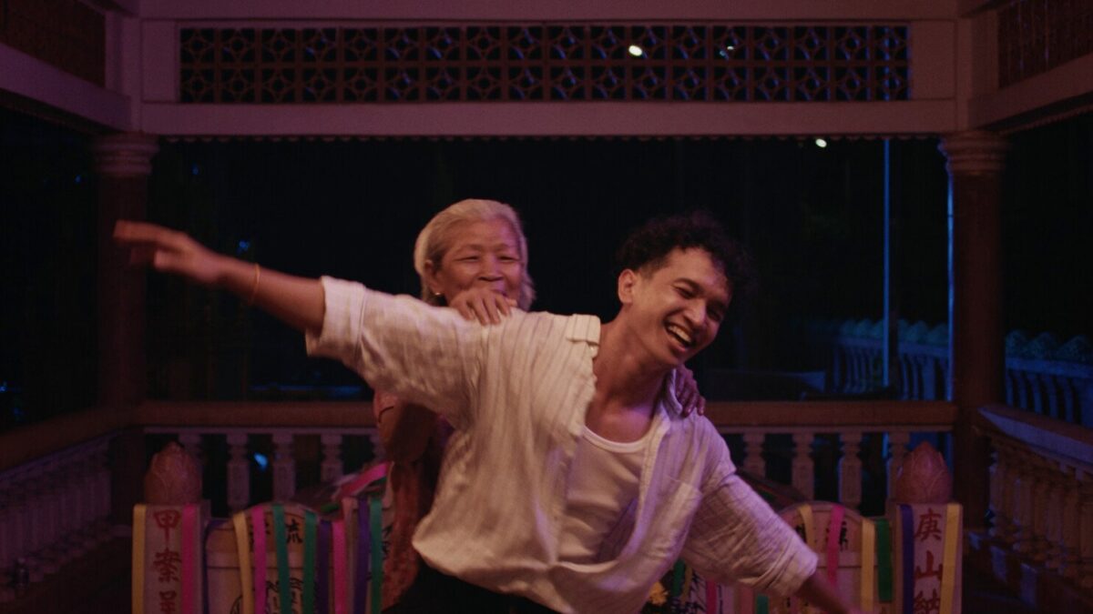 chłopiec tańczy z babcią