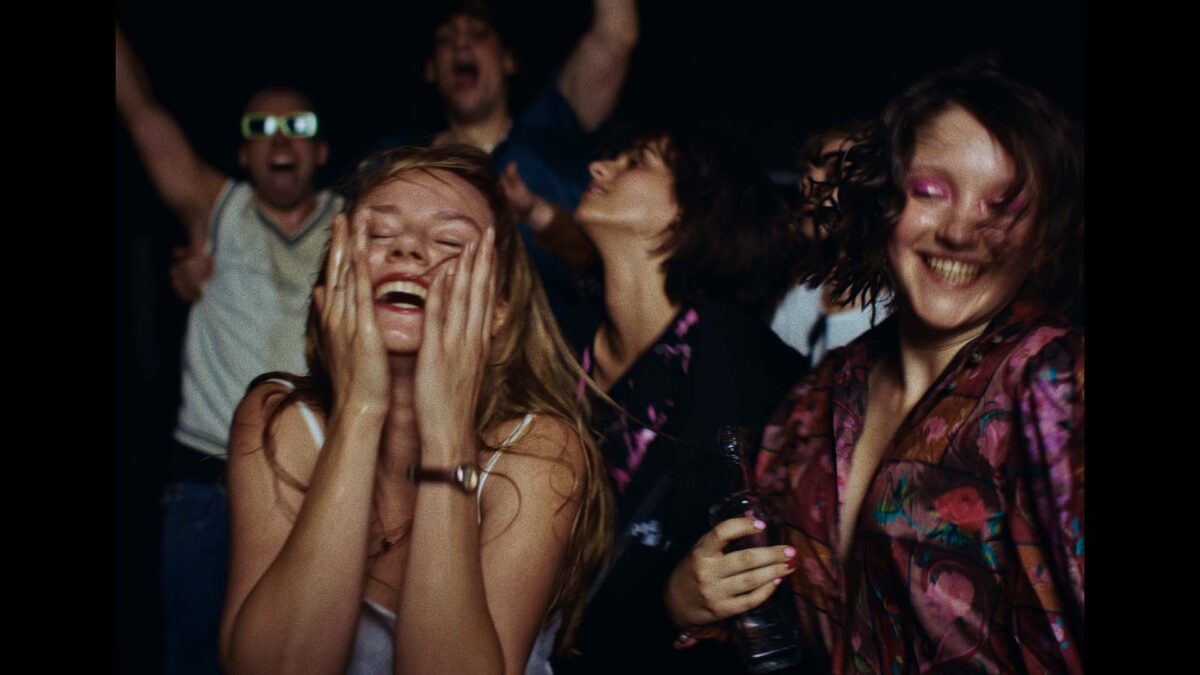 Dwie dziewczyny uśmiechają się i bawią w tłumie ludzi