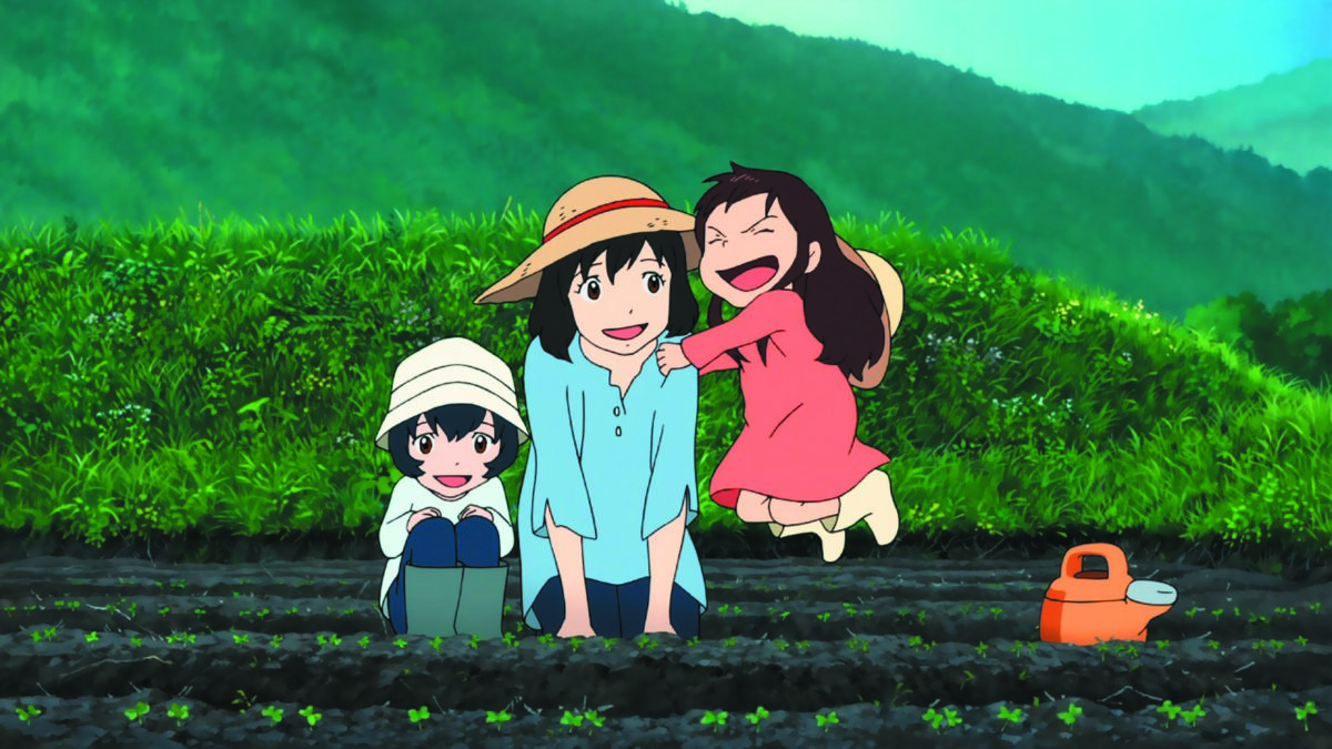 Mama z dwójką dzieci wykonuje prace w polu