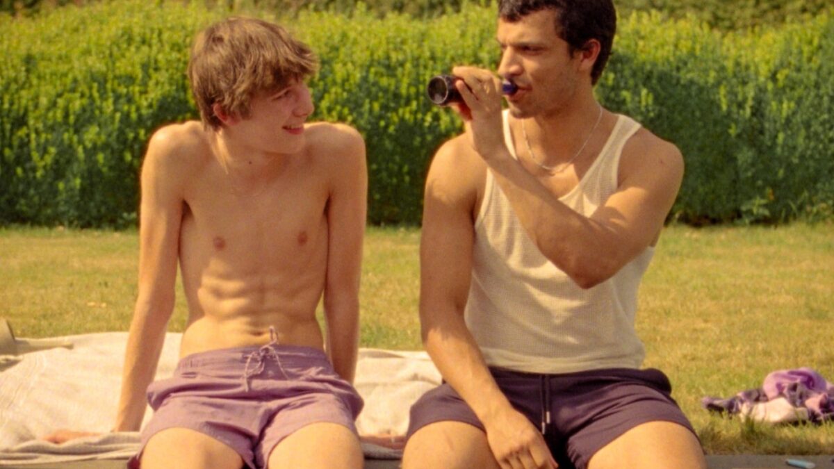 dwóch mężczyzn na ławce