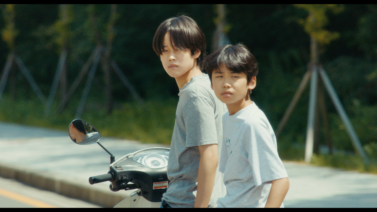 dwóch chłopców na motorze