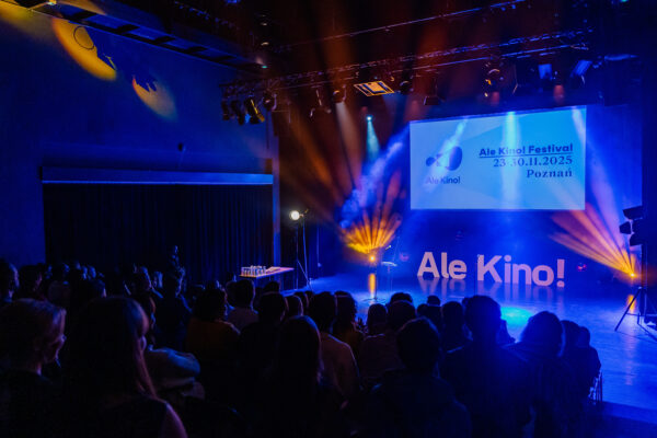 scena z napisem Ale Kino!