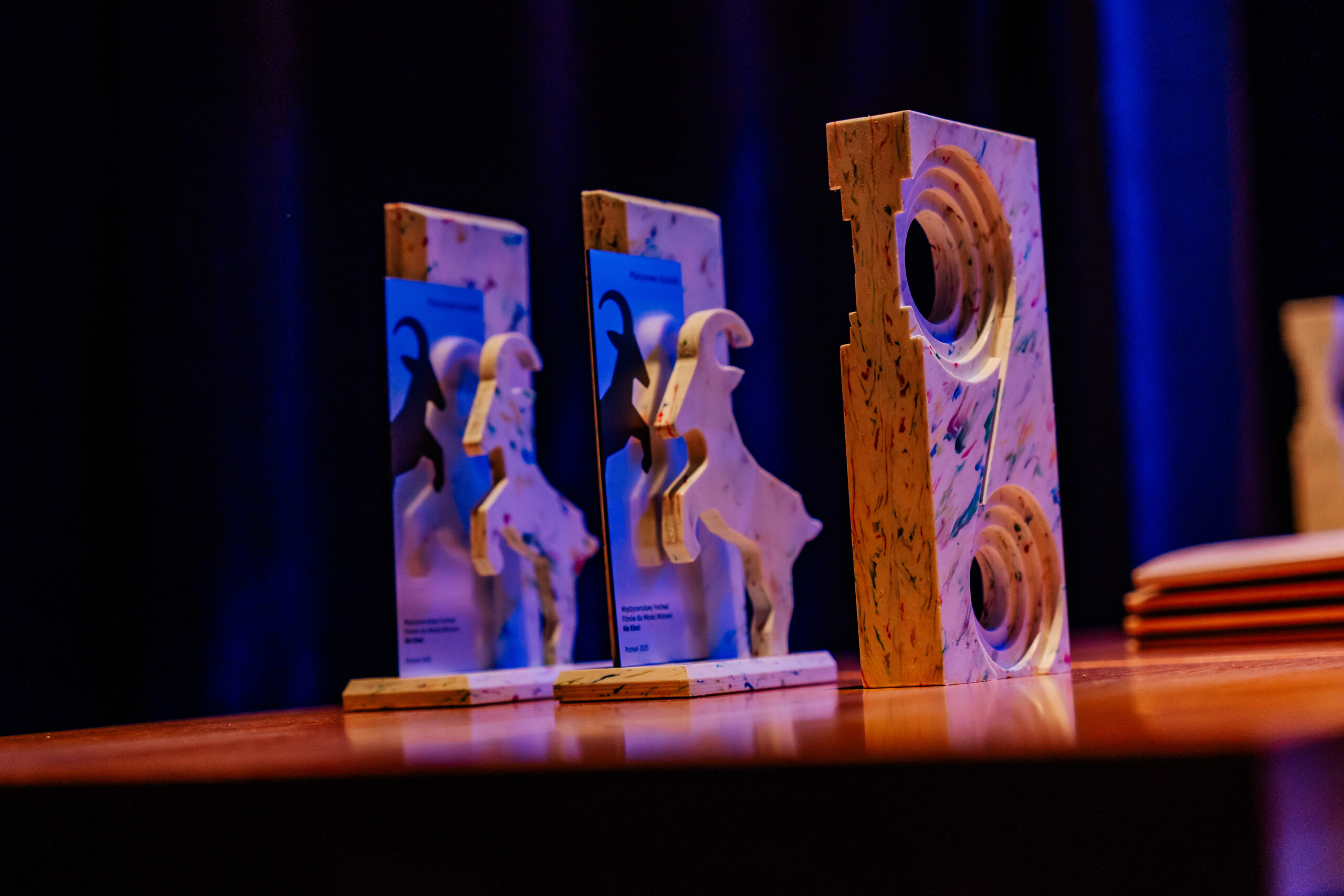 dwie statuetki nagród złotych koziołków