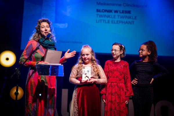 kobieta i trzy dziewczynki na scenie