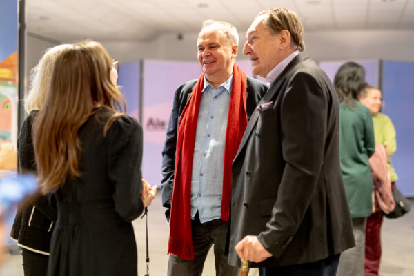 Joanna Żygowska rozmawia z dwoma mężczyznami