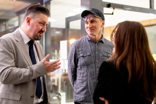 Joanna Żygowska rozmawia z dwoma mężczyznami