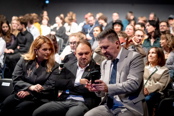 Agnieszka Juszkis i radni Miasta Poznania rozmawiaja na siedząco