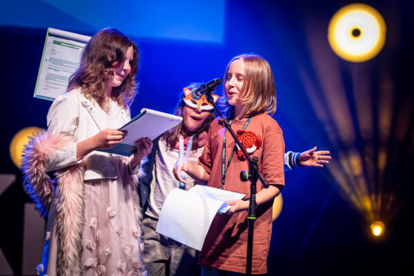 trójka dzieci na scenie - dziewczynka i dwoje chłopców