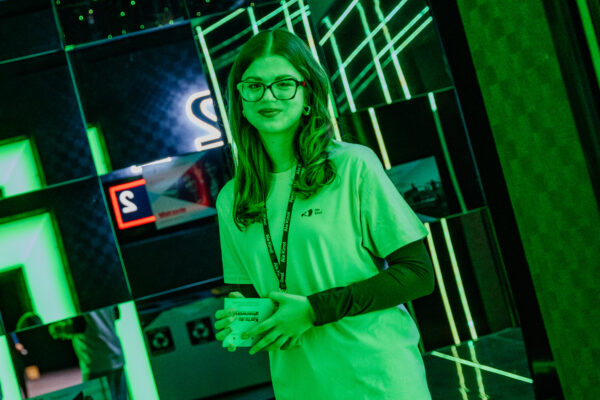 dziewczyna pozuje do zdjęcia