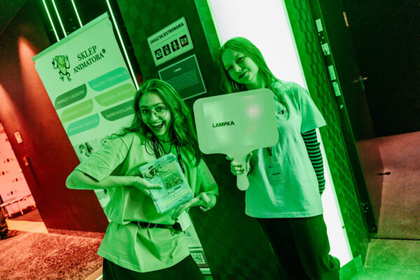 dwie dziewczyny pozują do zdjęcia