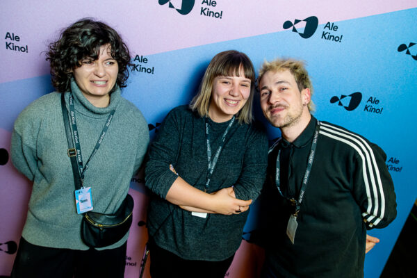 dwie kobiety i mężczyzna pozują do zdjęcia