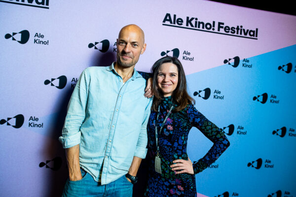 Kobieta i mężczyzna pozują do zdjęcia