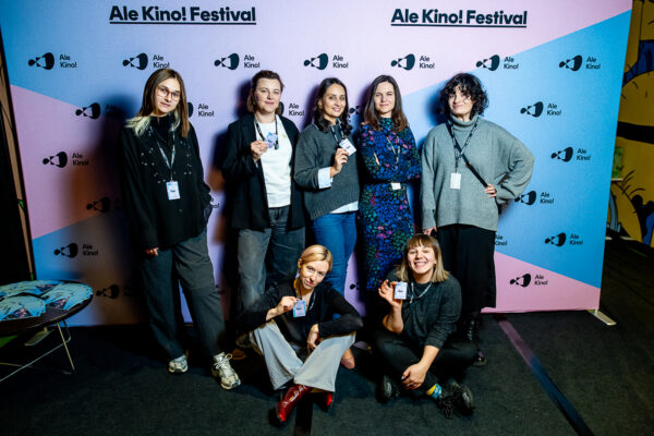 7 kobiet pozuje do zdjęcia