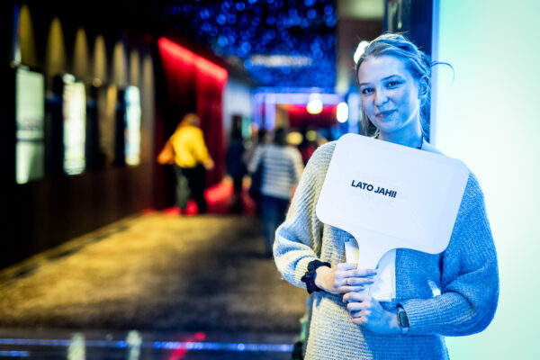 dziewczyna pozuje do zdjęcia