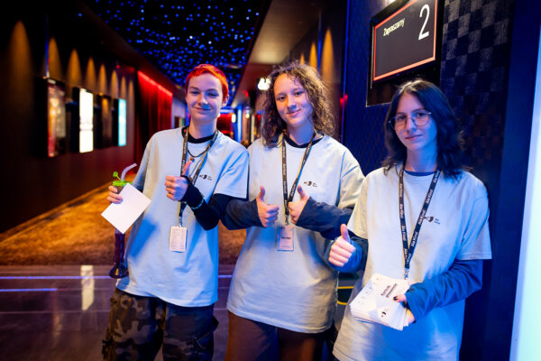 trzy młode osoby pozują do zdjęcia