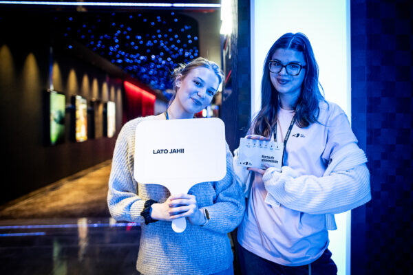 dwie dziewczyny pozują do zdjęcia