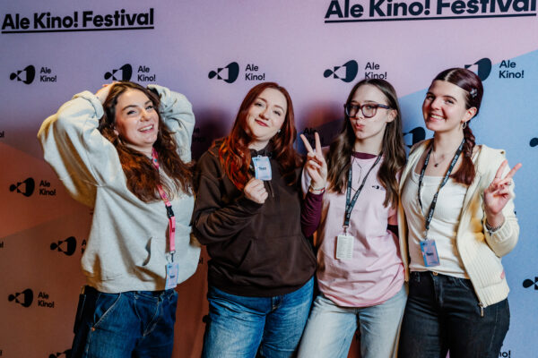 cztery dziewczyny pozują do zdjęcia