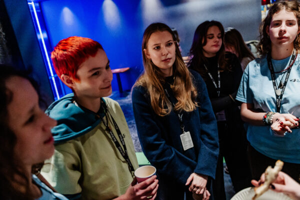 grupa młodych osób pozuje do zdjęcia