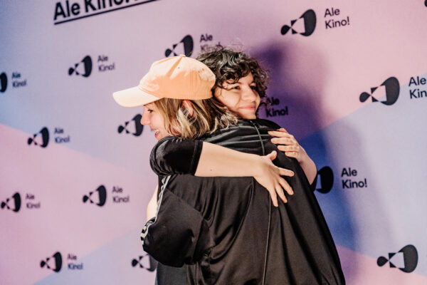 dwie kobiety przytuają się