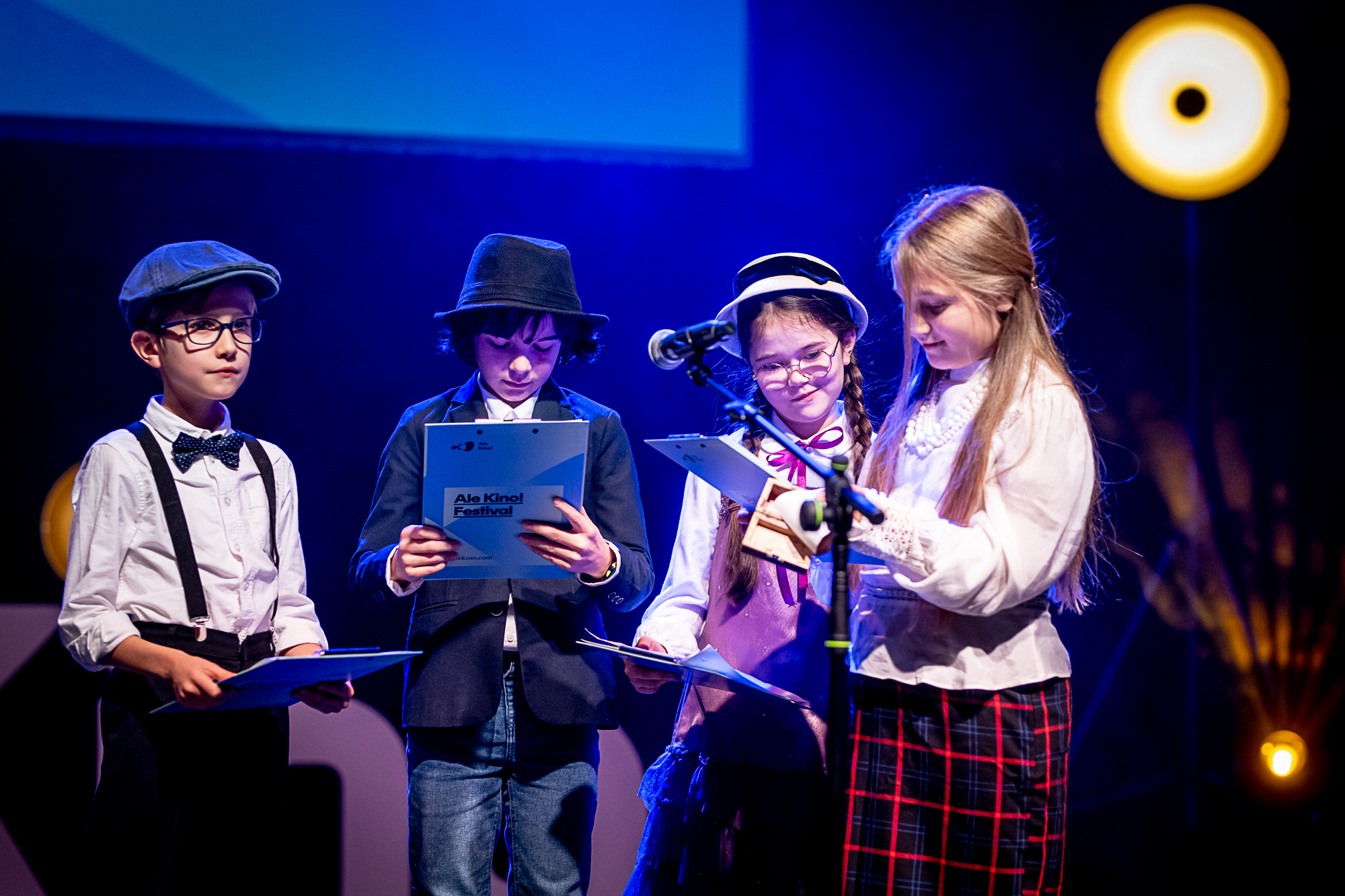 czwórka dzieci stoi na scenie i odczytuje werdykt jury