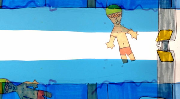 Kadr z filmu animowanego, rysunkowa postać pływa w basenie oznaczonym torami, w wodzie widoczne są inne sylwetki.